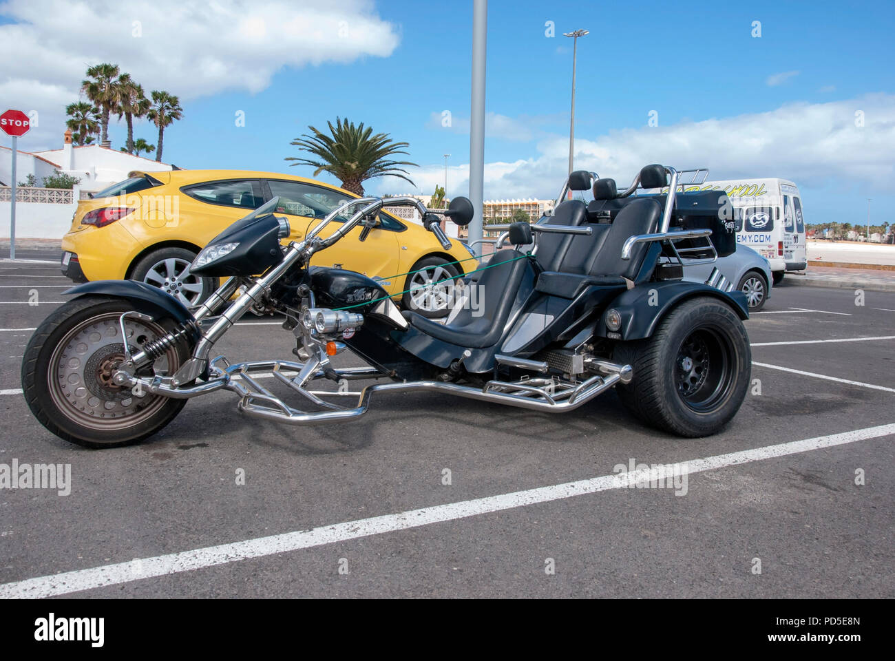 Black Boom Trikes Mustang Family Three Wheel Motorbike front left hand side view of parked black and chrome 3 wheeled motorbike trike mustang family m Stock Photo