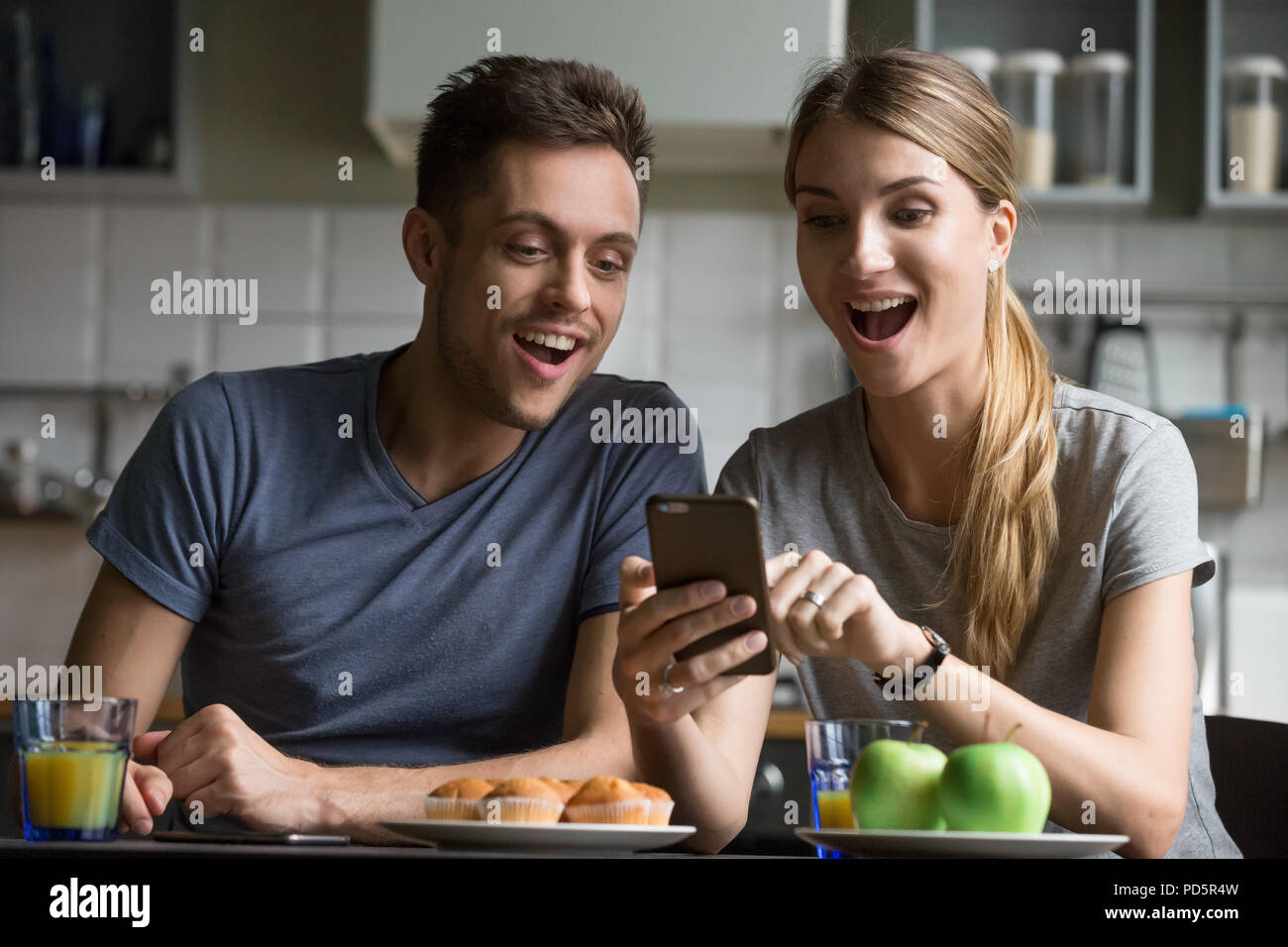 Couple good news kitchen hi-res stock photography and images - Alamy