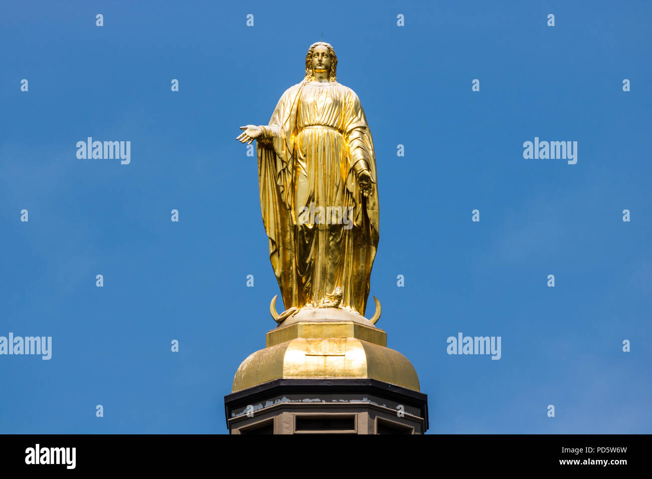 Notre Dame - Circa August 2018: Statue of the Virgin Mary atop the Golden  Dome of the University of Notre Dame Main Administration Building II Stock  Photo - Alamy, image size:1300x956