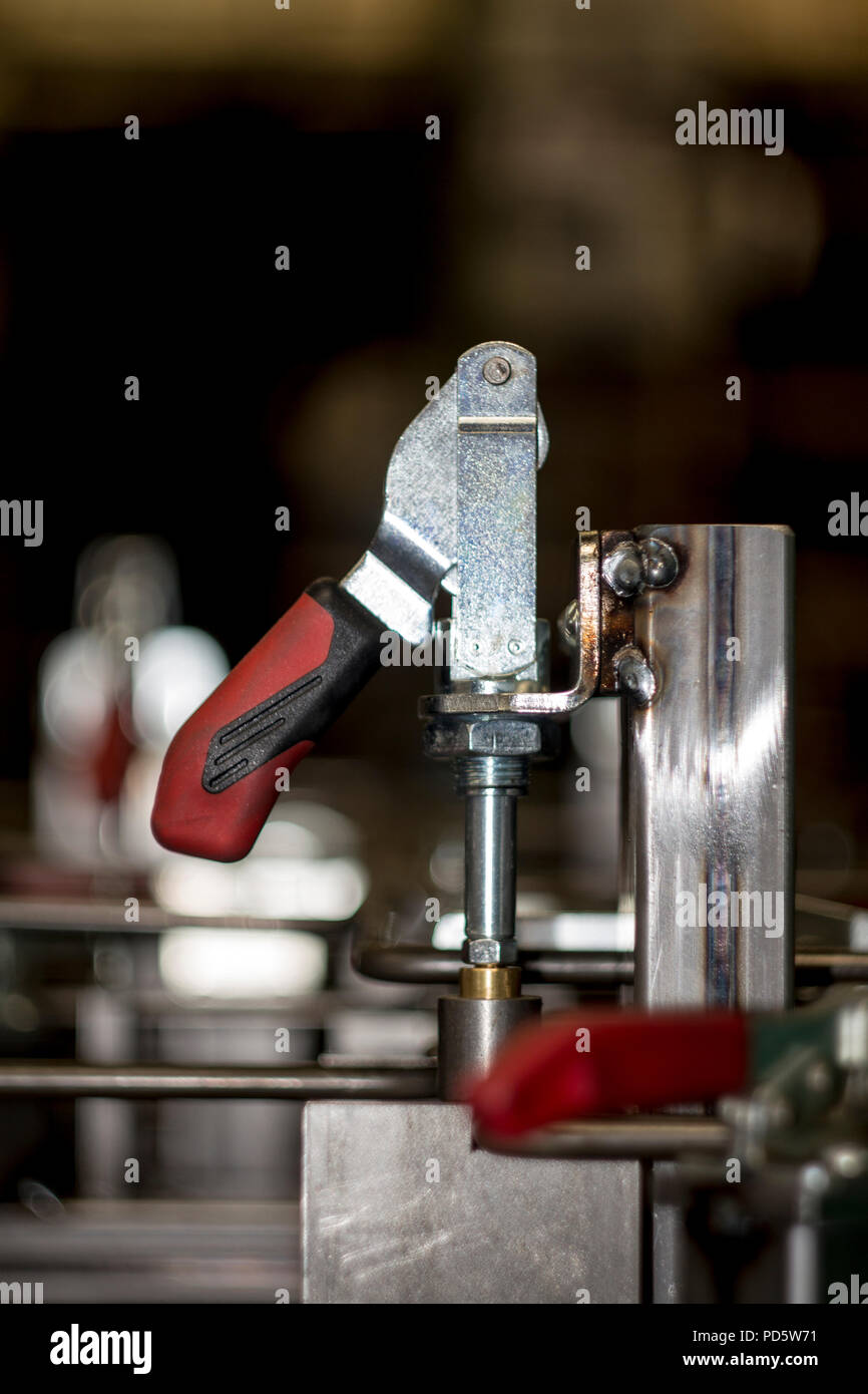 Construction form tool to fasten pieces for welding and processing