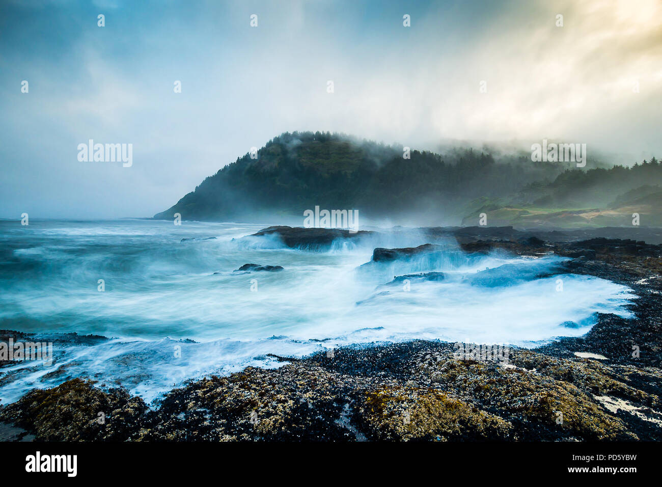 Thor's Well at High Tide Stock Photo Alamy