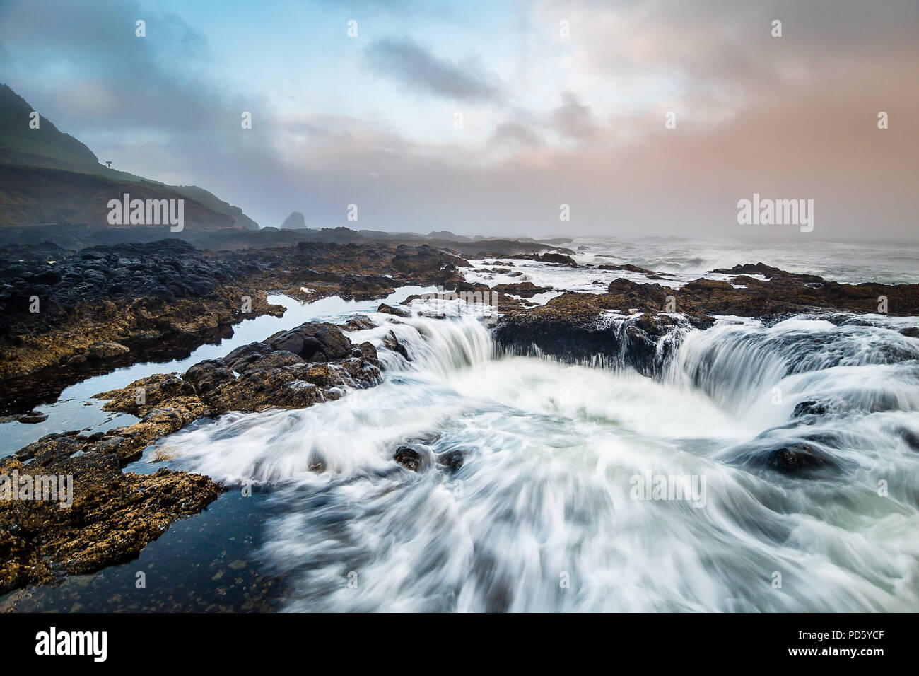 Thor's Well at High Tide Stock Photo Alamy