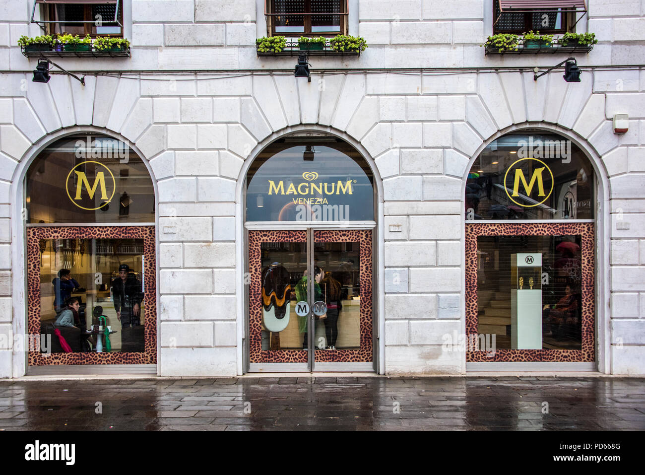 Magnum ice cream store, Venice, Italy Stock Photo - Alamy