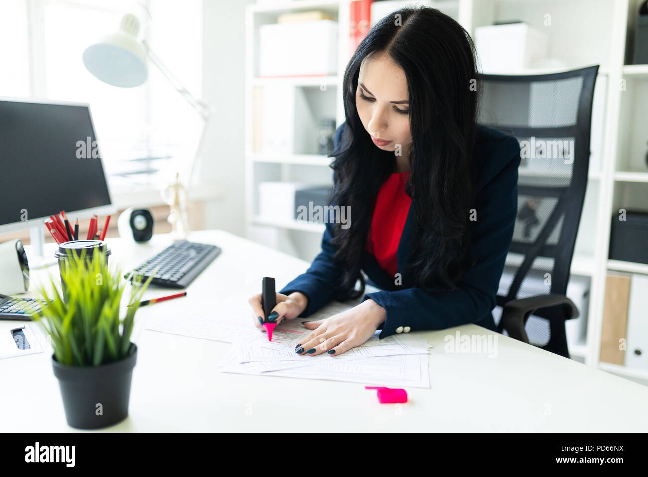толпа женщин. фото девушки в офисе за рабочим столом. толпа и один человек. человек среди толпы. девушка в офисе за столом фото.