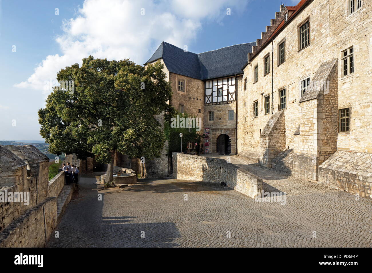 Blick vom 1. Burghof zum Tor der inneren Burg Stock Photo