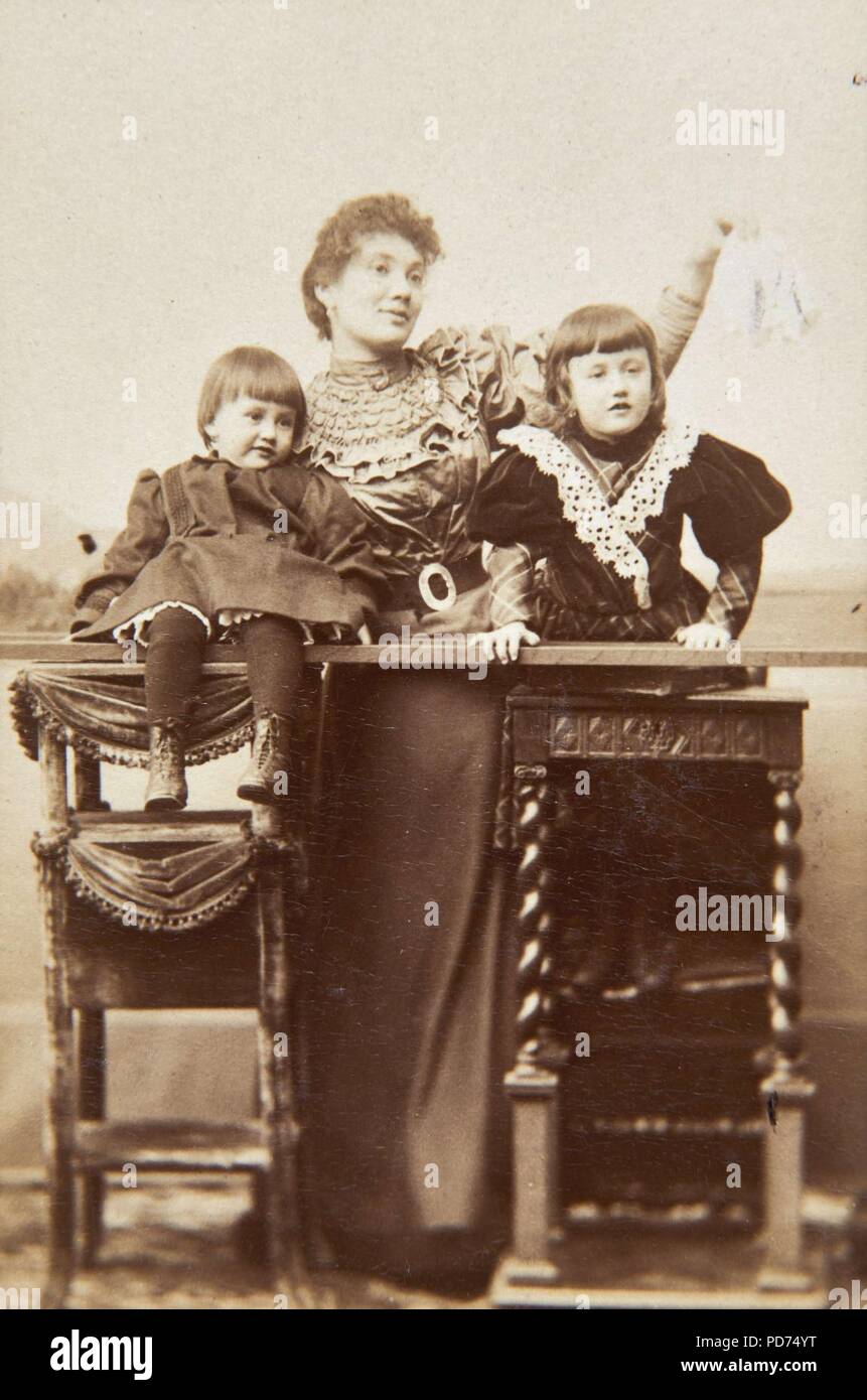 Ancienne collection François Émile-Zola - Jeanne Rozerot et leurs deux enfants Denise et Jacques 02. Stock Photo