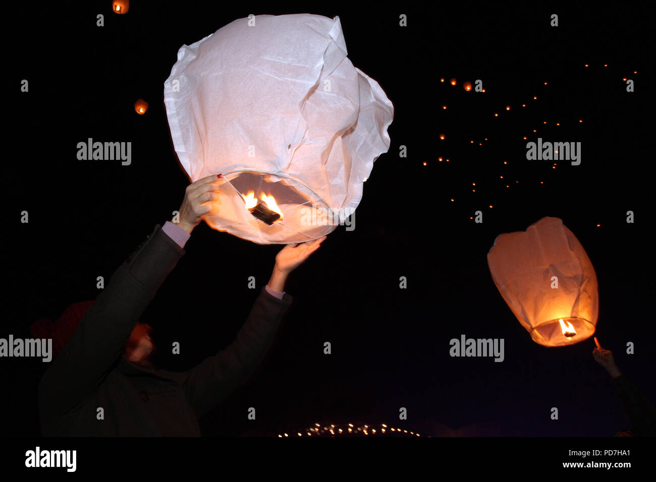 Sky lanterns floating in the sky. Deepavali lights festival. Chinese sky  lantern wallpaper. Diwali celebration, the festivals of the light. A Hindu  fe Stock Photo - Alamy