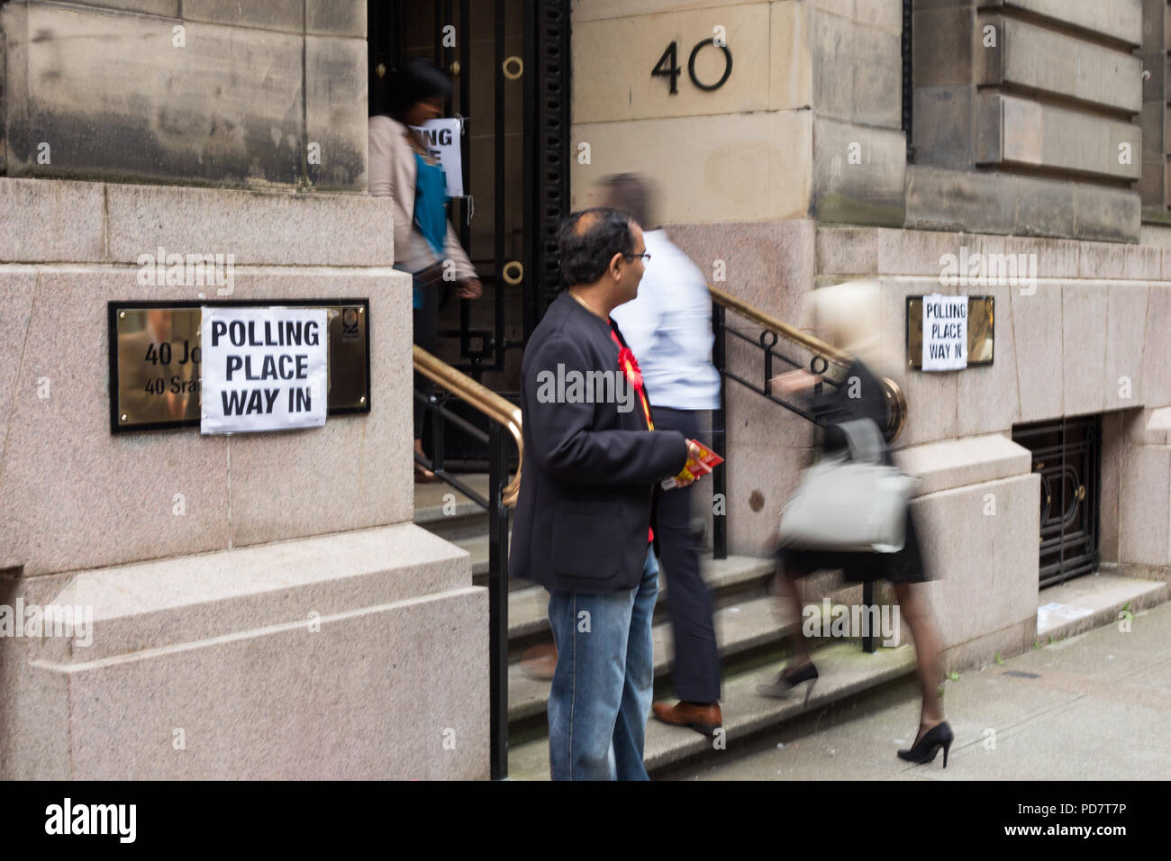 Voters enter polling place to cast their votes during Scottish referendum. Glasgow Stock Photo