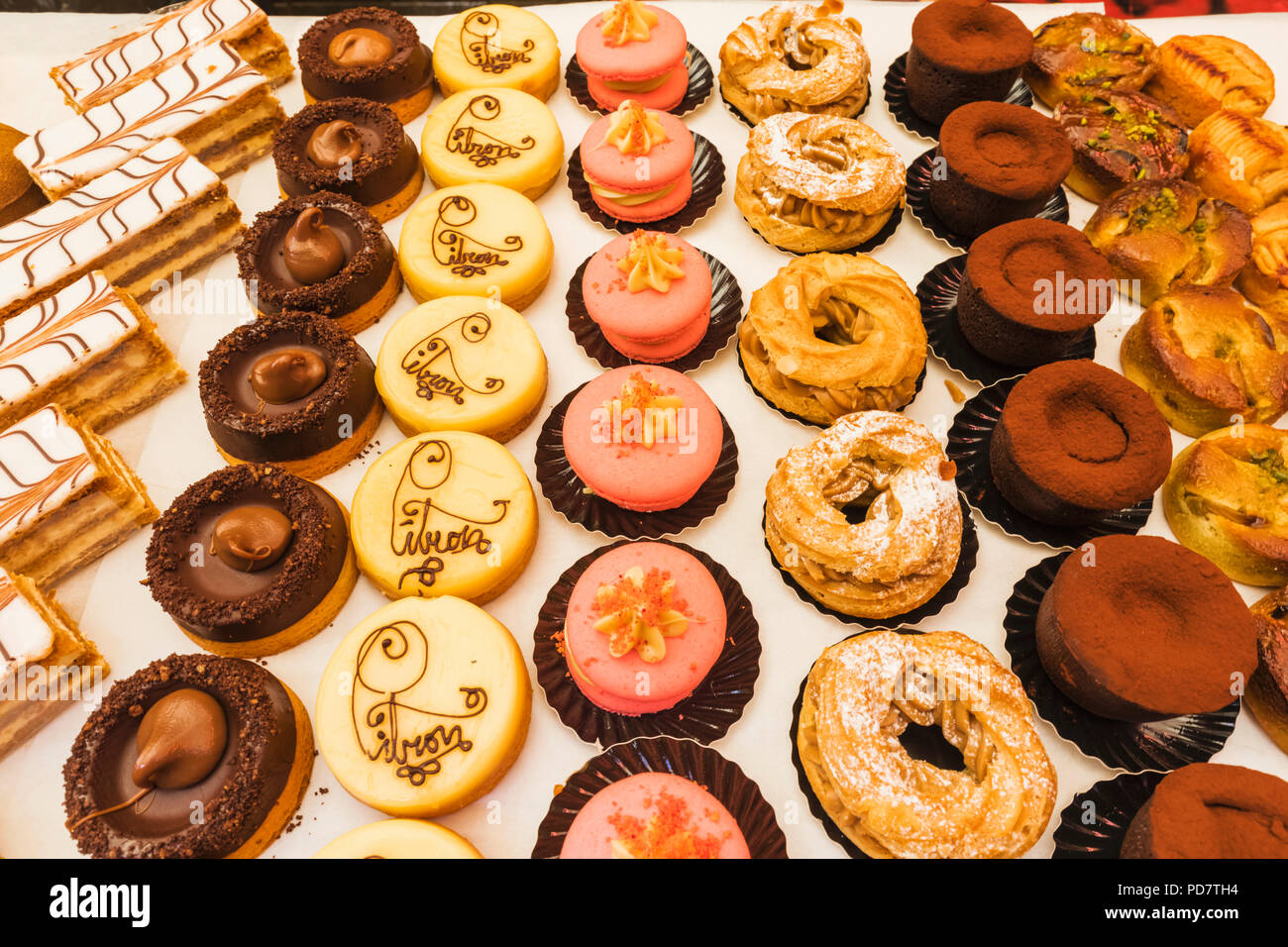 England, London, Bermondsey, Maltby Street Market, Street Stall Display of Patisserie Stock Photo
