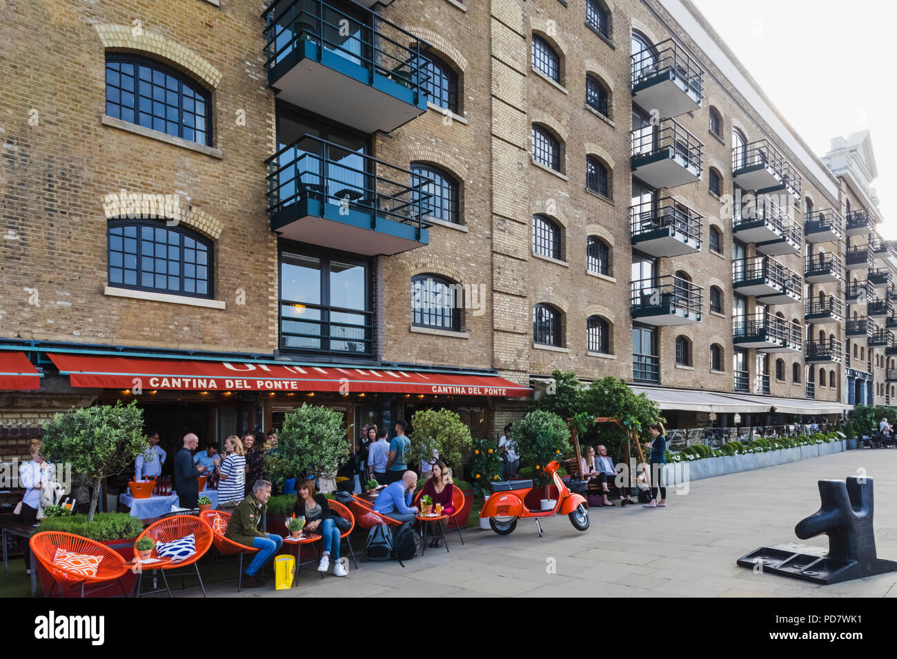 England, London, Southwark, Shad Thames, Riverside Restaurants and Apartments Stock Photo