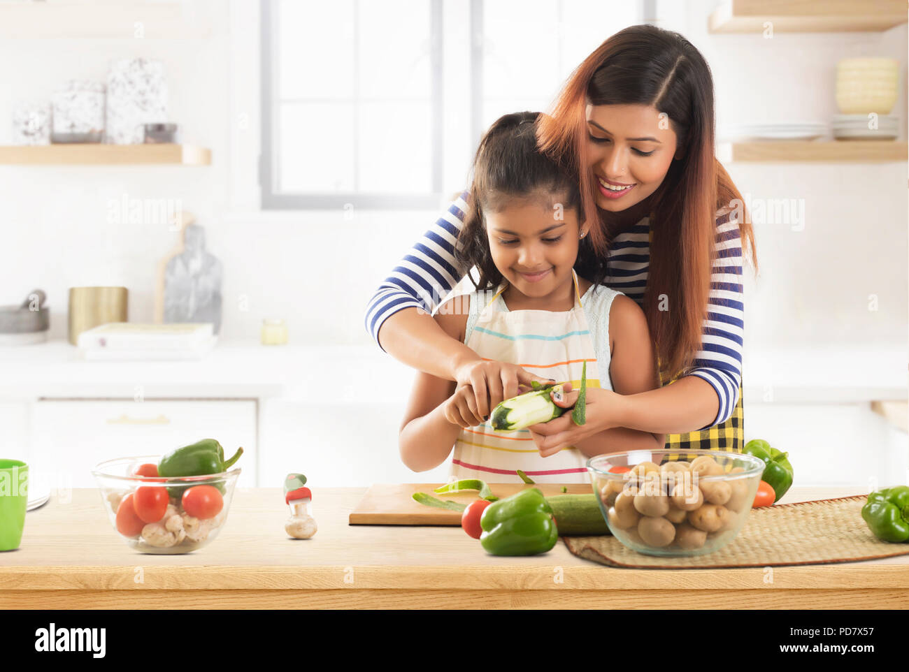 Мама готовит. Мама с ребенком на кухне. Мама с ребенком на кухне. Кухня для детей. Семья на кухне.