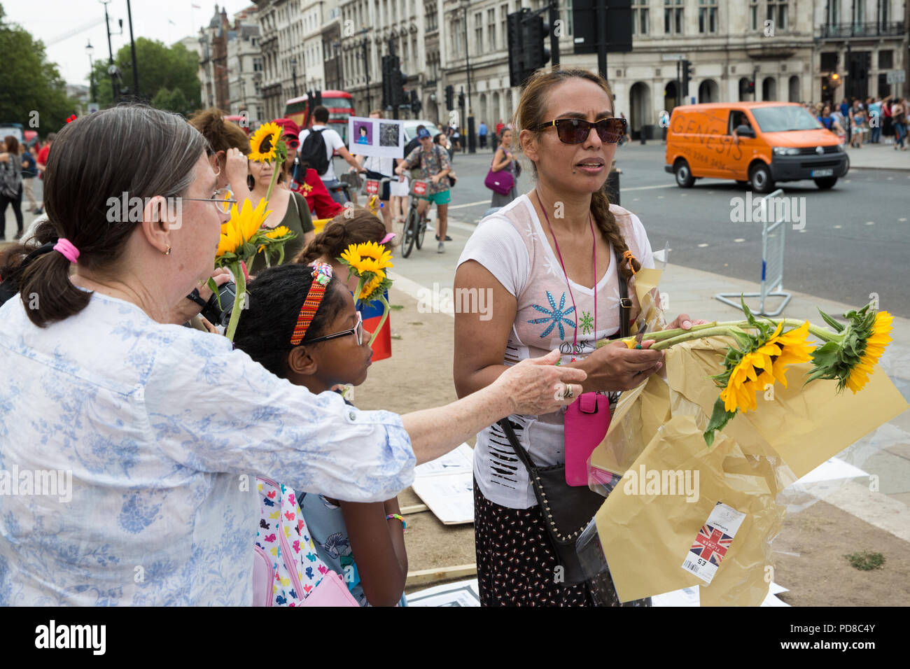 London, UK. 7th August, 2018. Members of the Colombian community prepare to lay floral tributes during a 7th August International Mobilisation for Life and Peace in Parliament Square in memory of over 300 social leaders and human rights defenders killed in Colombia. Credit: Mark Kerrison/Alamy Live News Stock Photo