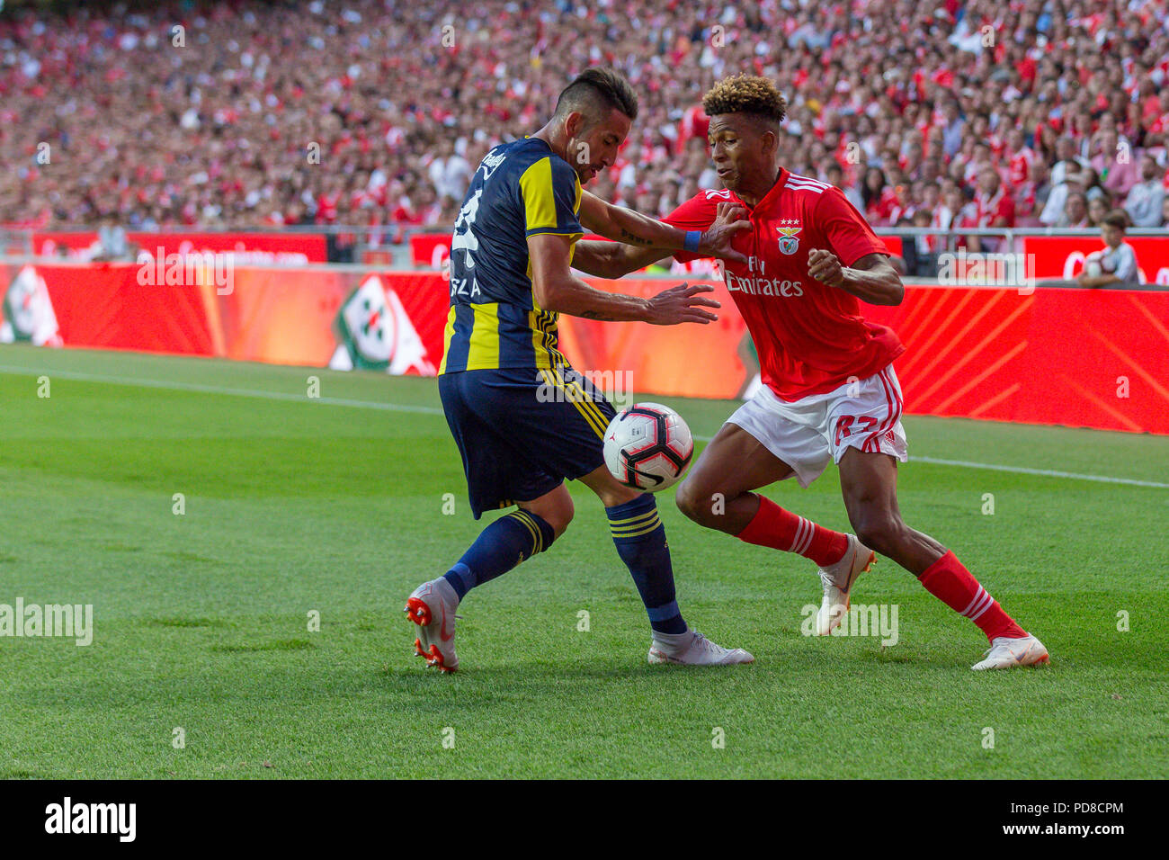 Lisbon, Portugal. August 07, 2018. Lisbon, Portugal. Benfica's midfielder from Portugal Gedson Fernandes (83) and Fenerbahce's defender from Chile Mauricio Isla (4) during the game of the 1st leg of the Third Qualifying Round of the UEFA Champions League, SL Benfica vs Fenerbahce SK © Alexandre de Sousa/Alamy Live News Stock Photo