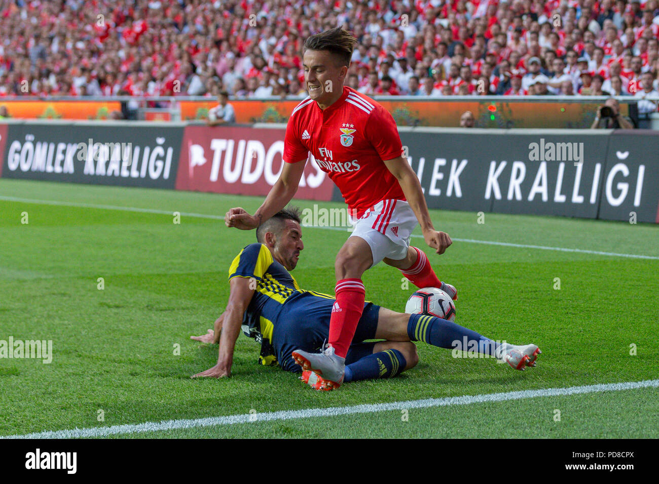 Lisbon, Portugal. August 07, 2018. Lisbon, Portugal. Benfica's forward from Argentina Franco Cervi (11) and Fenerbahce's defender from Chile Mauricio Isla (4) during the game of the 1st leg of the Third Qualifying Round of the UEFA Champions League, SL Benfica vs Fenerbahce SK © Alexandre de Sousa/Alamy Live News Stock Photo