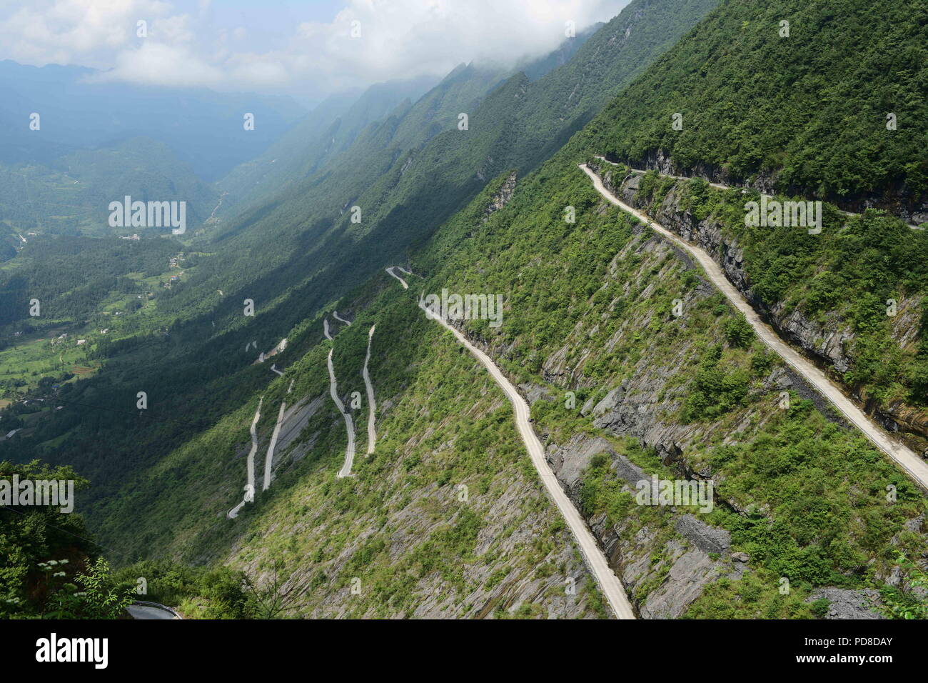 Enshi, Enshi, China. 8th Aug, 2018. Enshi, CHINA-The winding road on cliff in Enshi, central China's Hubei Province. Credit: SIPA Asia/ZUMA Wire/Alamy Live News Stock Photo