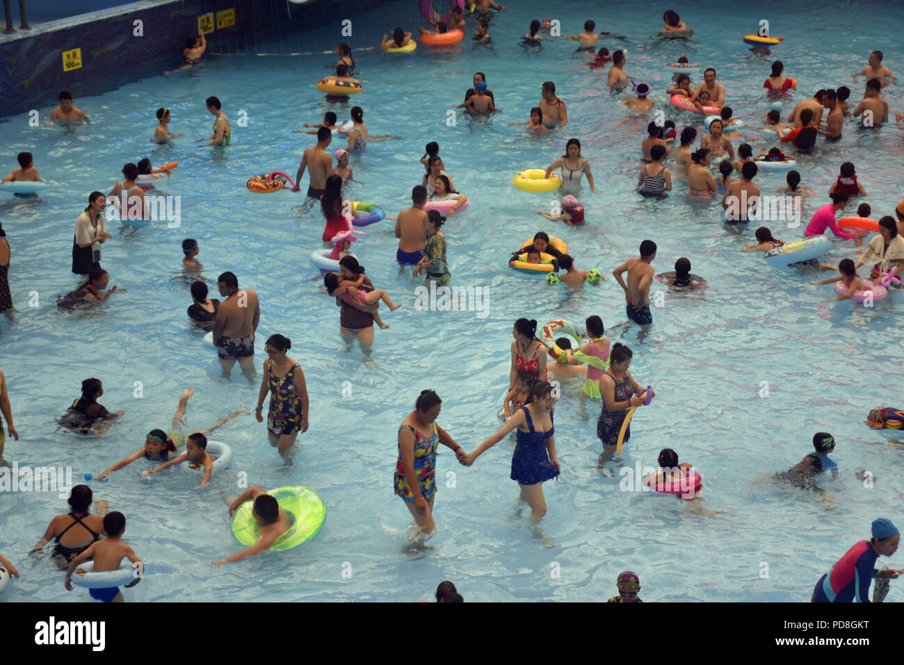 Beijing, Beijing, China. 8th Aug, 2018. Beijing, CHINA-People enjoy the ...