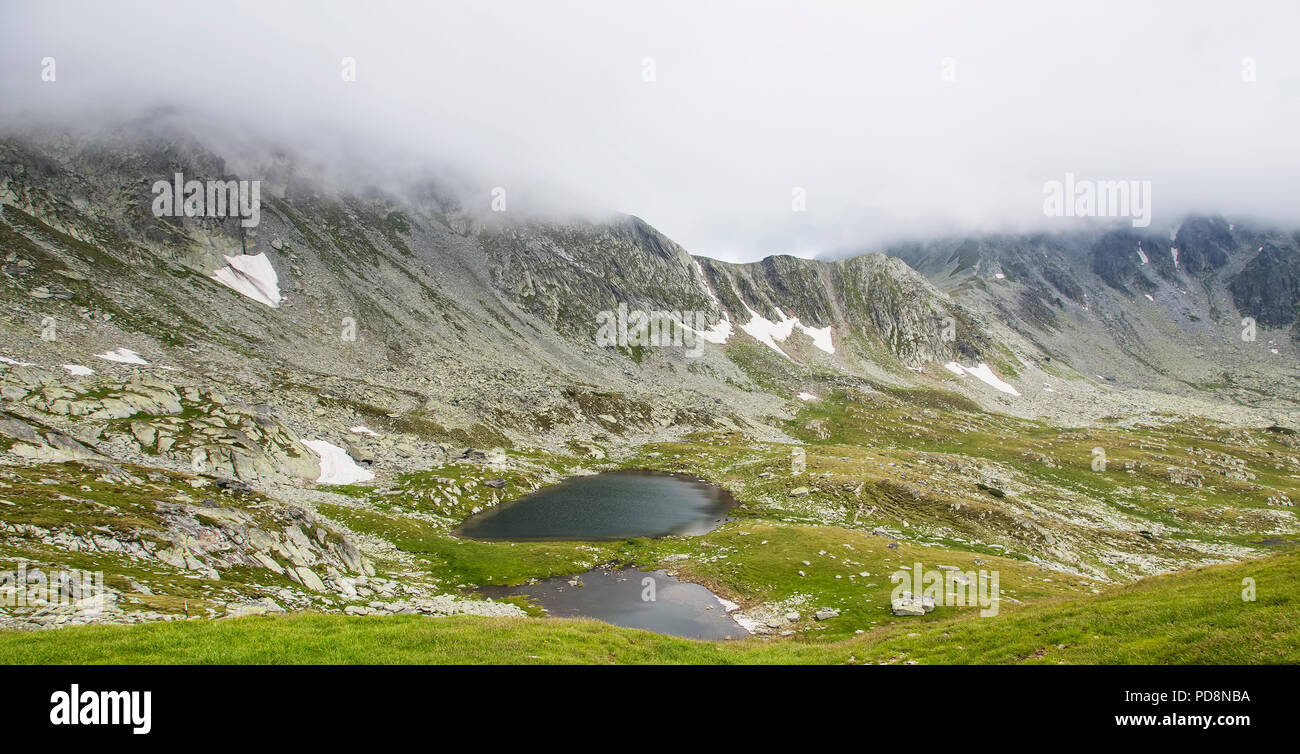 Foggy mountain landscape rocky hi-res stock photography and images - Alamy