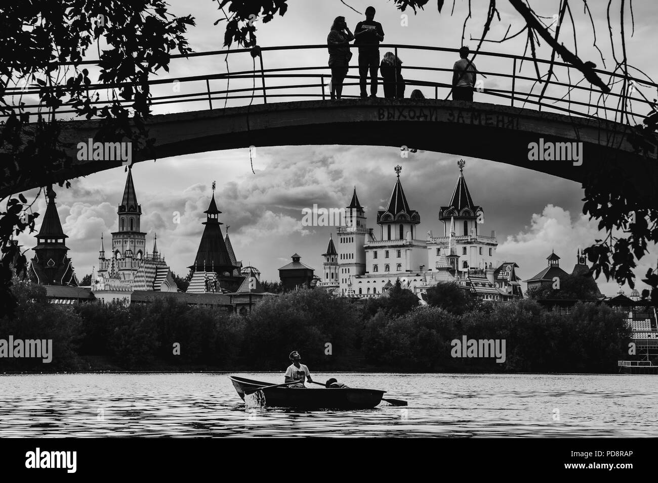 MOSCOW, RUSSIA - AUGUST 5, 2018: People go boating on a silver-grape pond near the Kremlin Izmaylovo. Stock Photo
