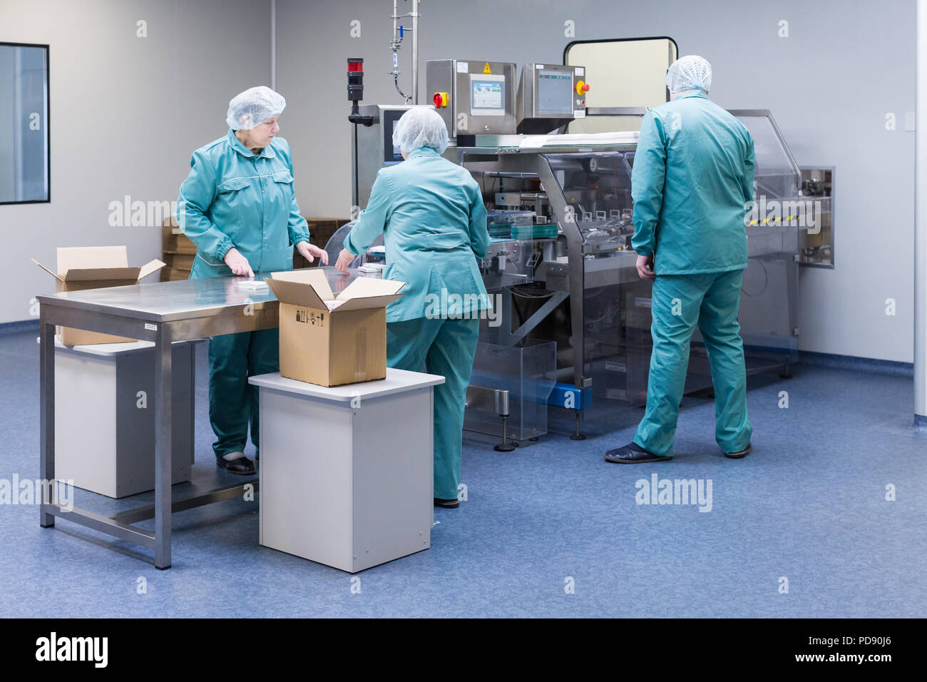 Pharmaceutical factory workers in sterile environment Stock Photo Alamy