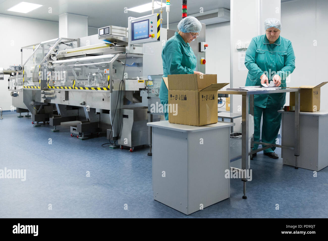 Pharmaceutical factory workers in sterile environment Stock Photo Alamy