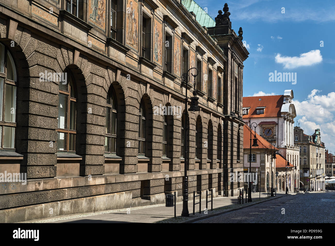 A cobbled street and historic buildings of the Old Town in Poznań Stock ...