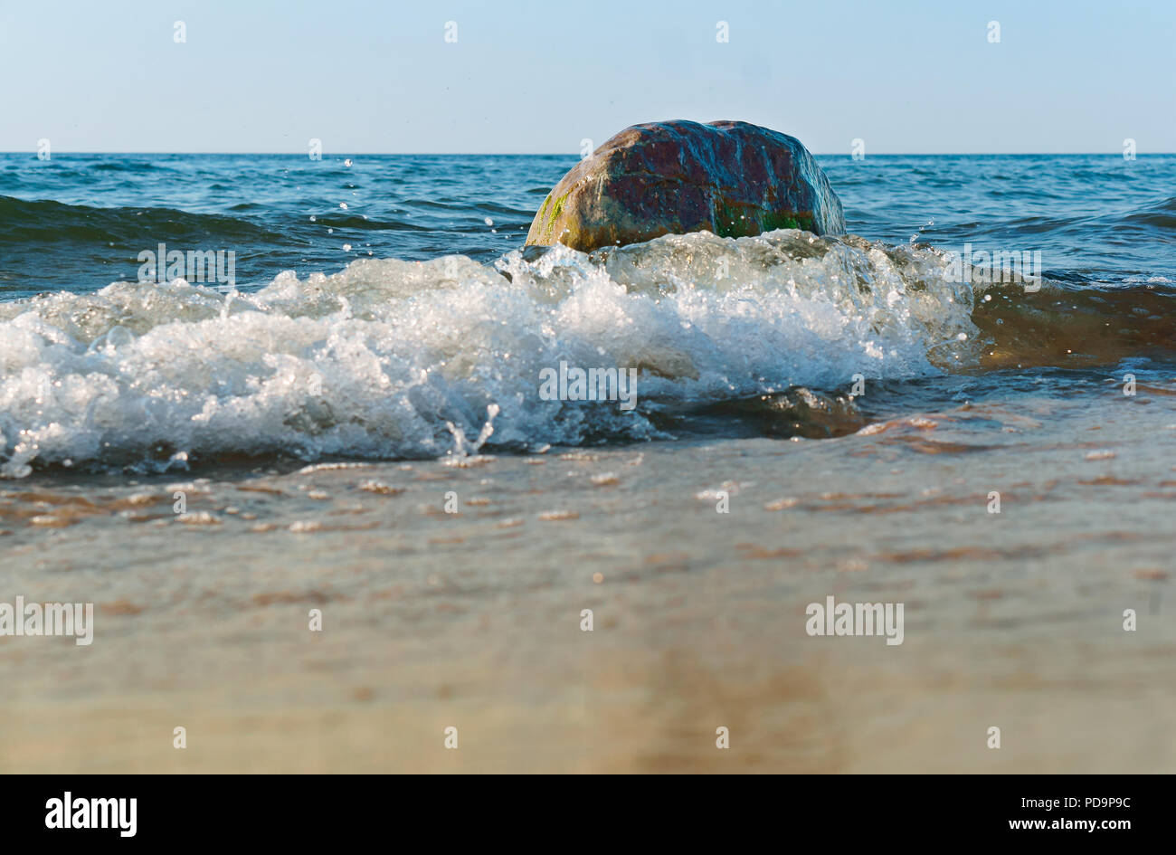 Waves foam on rocks hi-res stock photography and images - Alamy