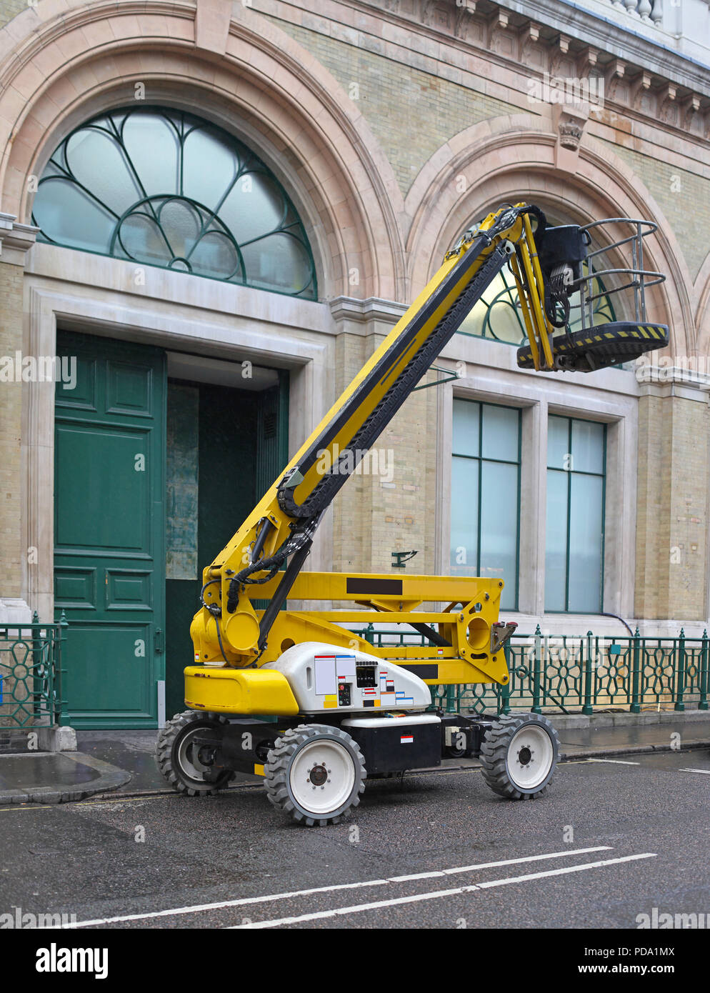 Articulated boom lift hi-res stock photography and images - Alamy
