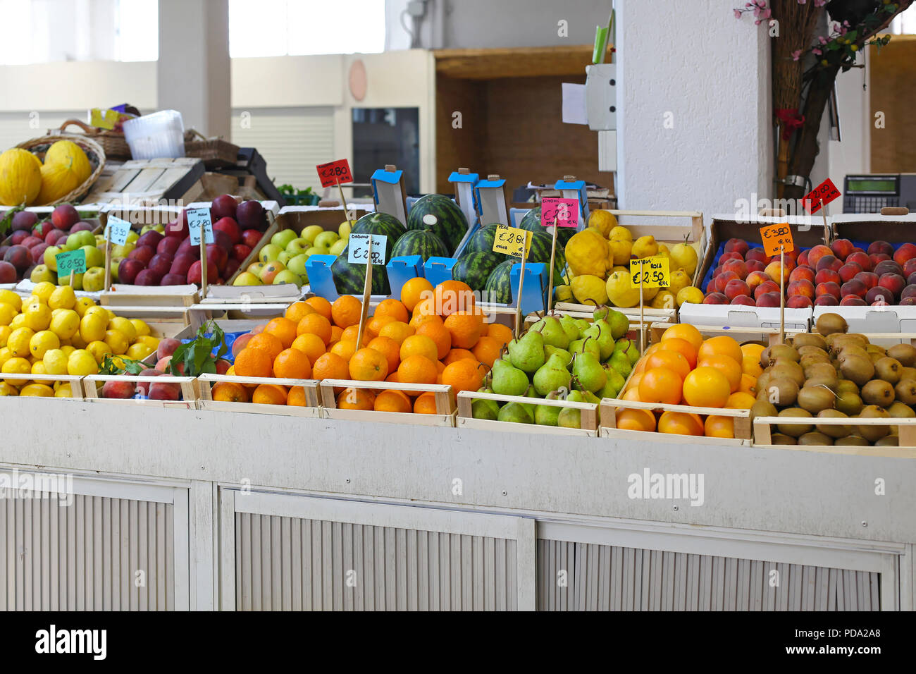 Fruits and vegetables stall at farmers market Stock Photo - Alamy