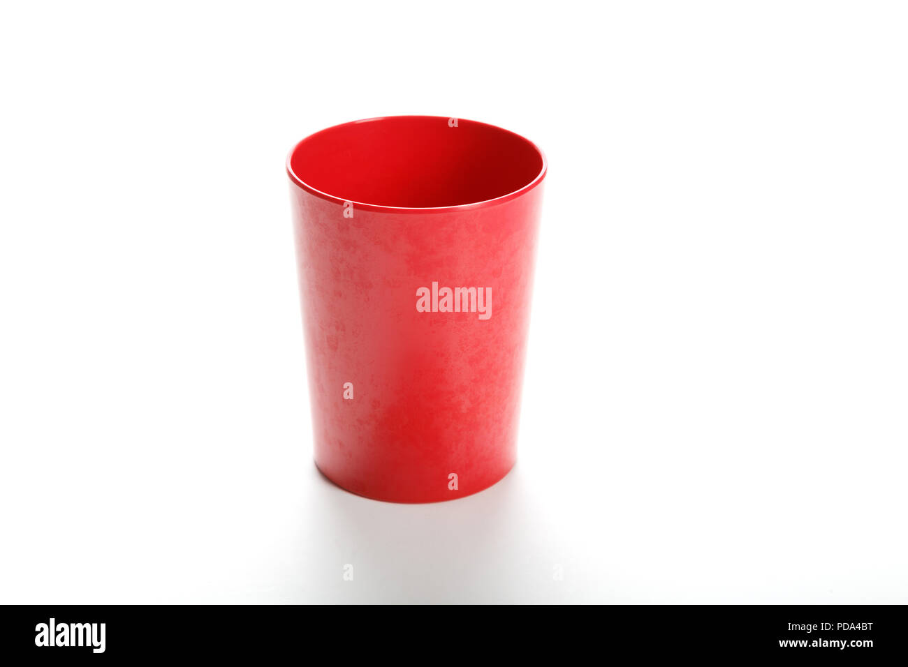 Red plastic cups hi-res stock photography and images - Alamy