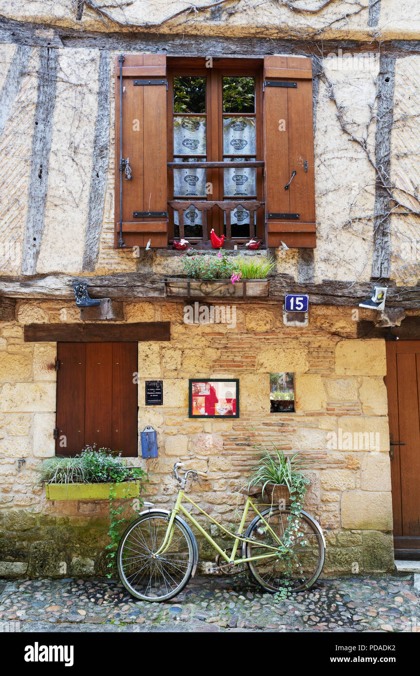 House with bicycle hi-res stock photography and images - Alamy