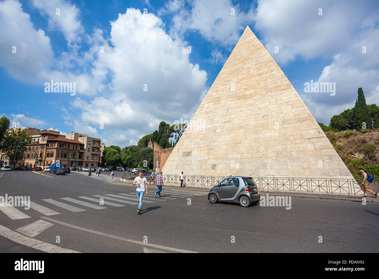 Rome, Italy - 22.06.2018: Ancient Pyramid of Cestius in Rome Stock ...