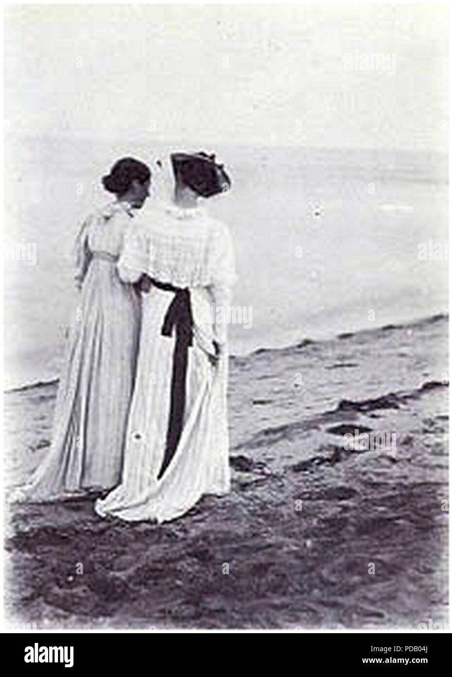 Anna Ancher og Marie Krøyer på Skagens Sønderstrand Foto af P.S. Krøyer. Stock Photo