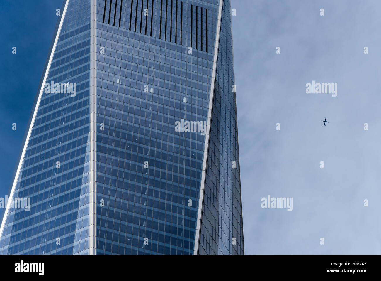 29-10-15, New York, USA. A plane flying past the new One World Trade Centre. Photo: © Simon Grosset Stock Photo