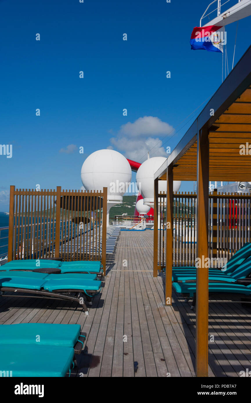 Sunbeds on cruise ship deck hi-res stock photography and images - Alamy