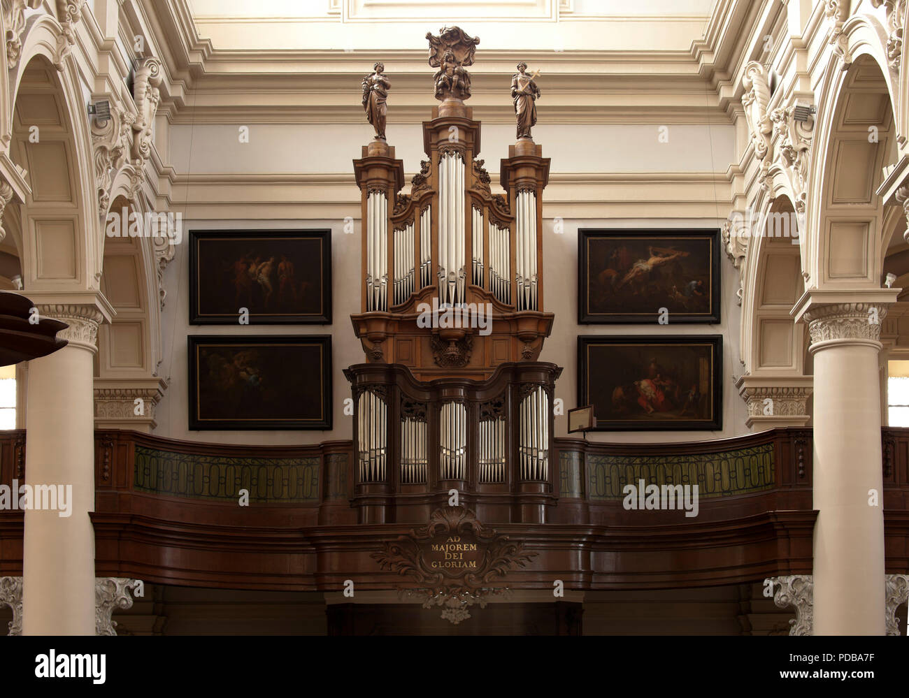 Orgel gebouwd in 1739 en in 1992 gerestaureerd tot een zuiver barokorgel. Stock Photo