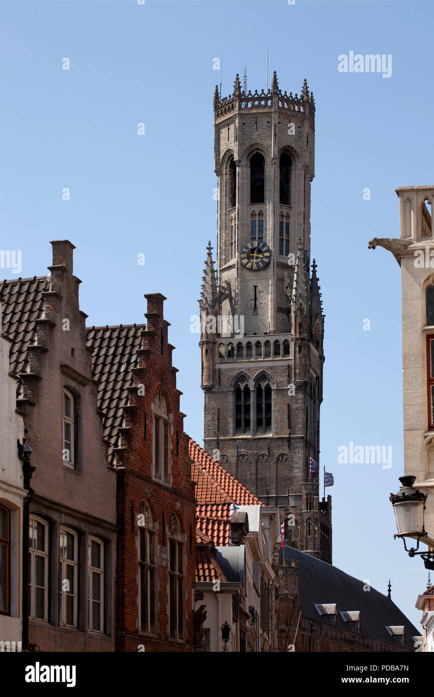 Het belfort van Brugge, of de Halletoren, Belfort vanaf Wollestraat ...