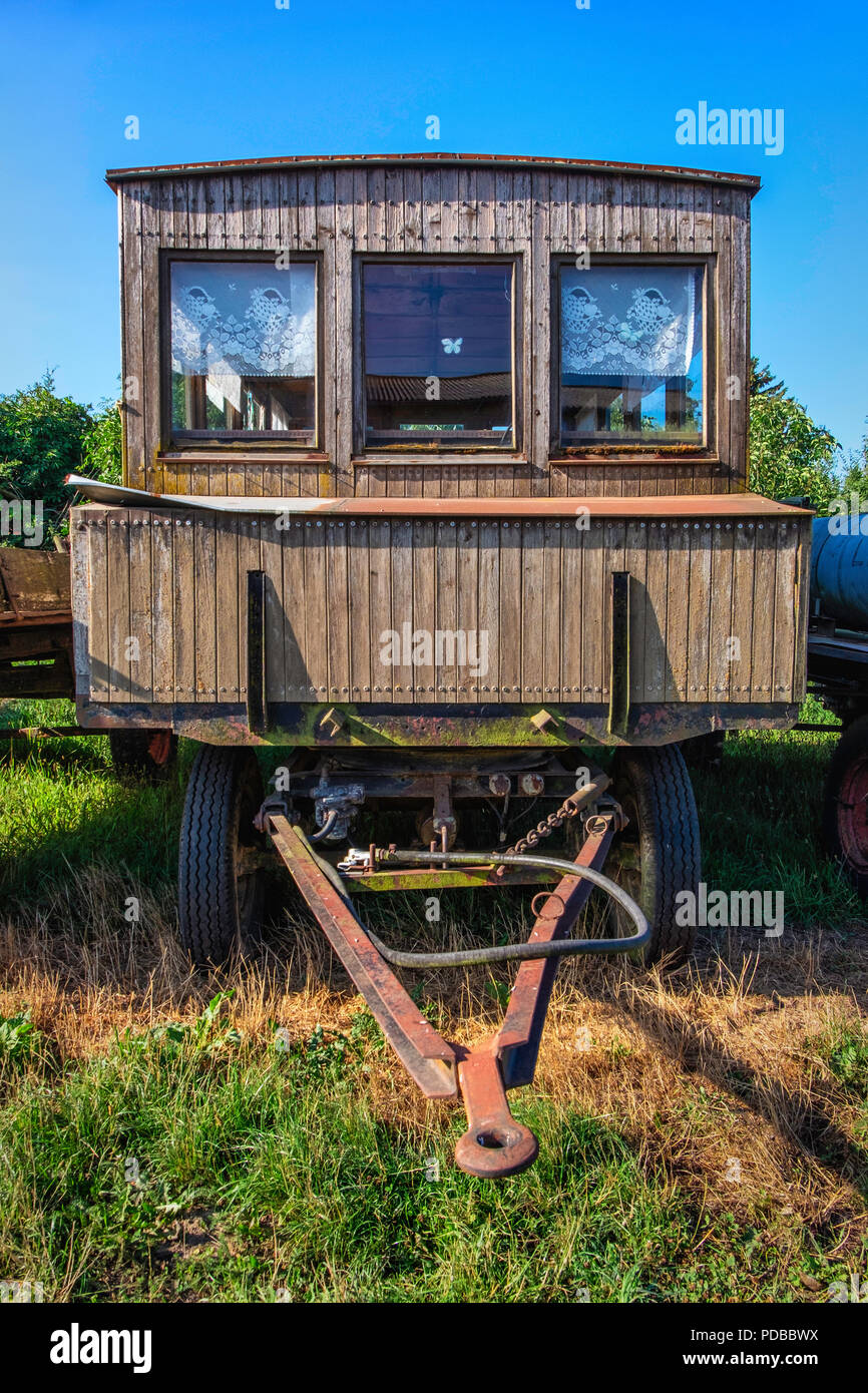 Germany, Stolpe an der Peene, Landgut Stolpe Estate. Old wooden mobile home on trailer with lace curtains.   Estate Stolpe history: The Stolpe estate  Stock Photo