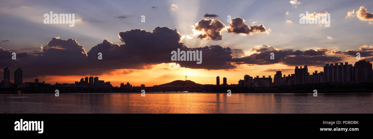 Breathtaking sunset on Han River in Seoul, Korea Stock Photo