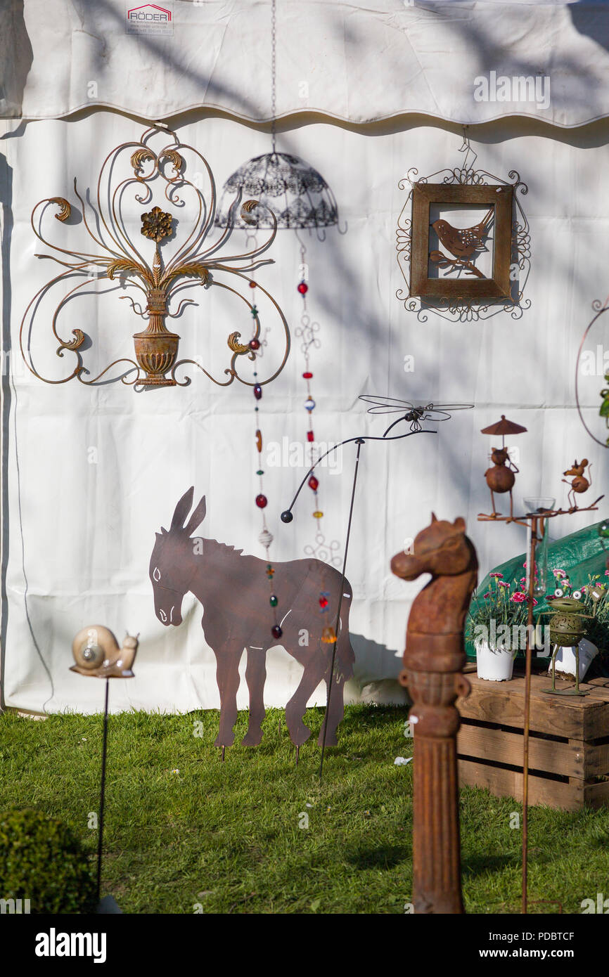 Garden ornaments for sale hires stock photography and images Alamy