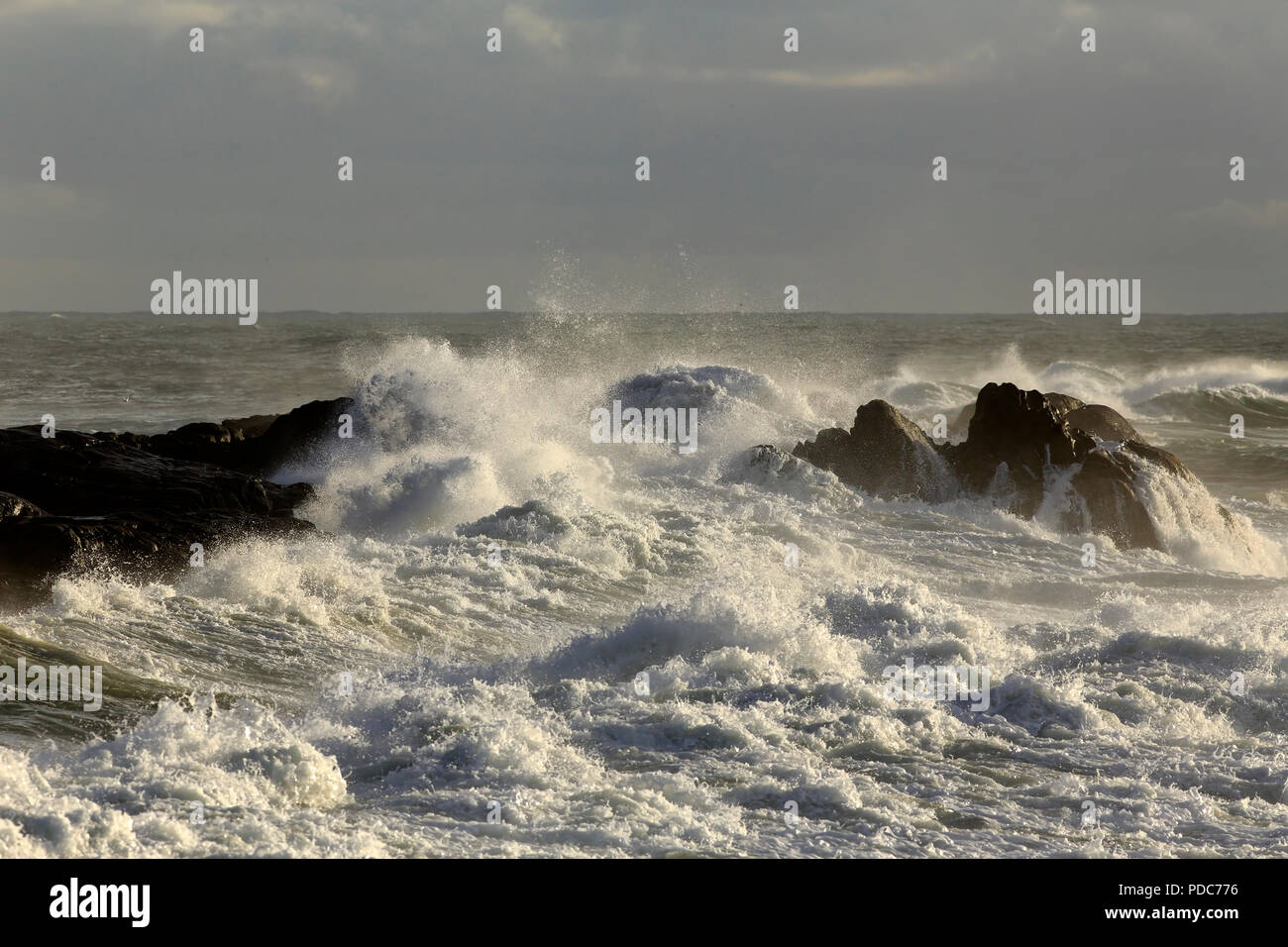 Big waves hit rocks hi-res stock photography and images - Alamy