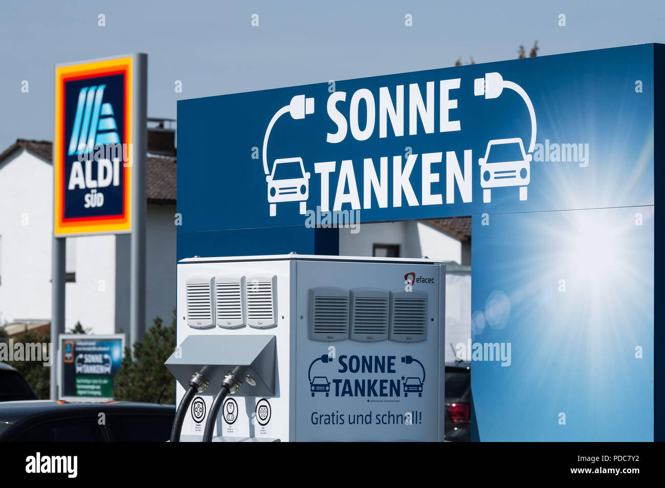 Seeheim, Germany. 08th Aug, 2018. The lettering "Sonne tanken" is placed  above the charging station at the opening of a new charging station for  electric cars on an Aldi car park near