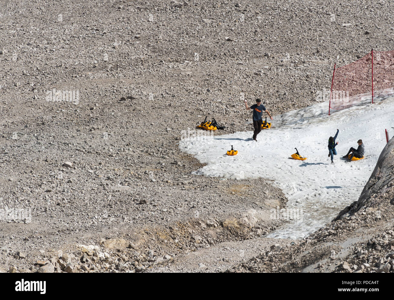 Grainau, Germany. 08th Aug, 2018. Three children play on the last