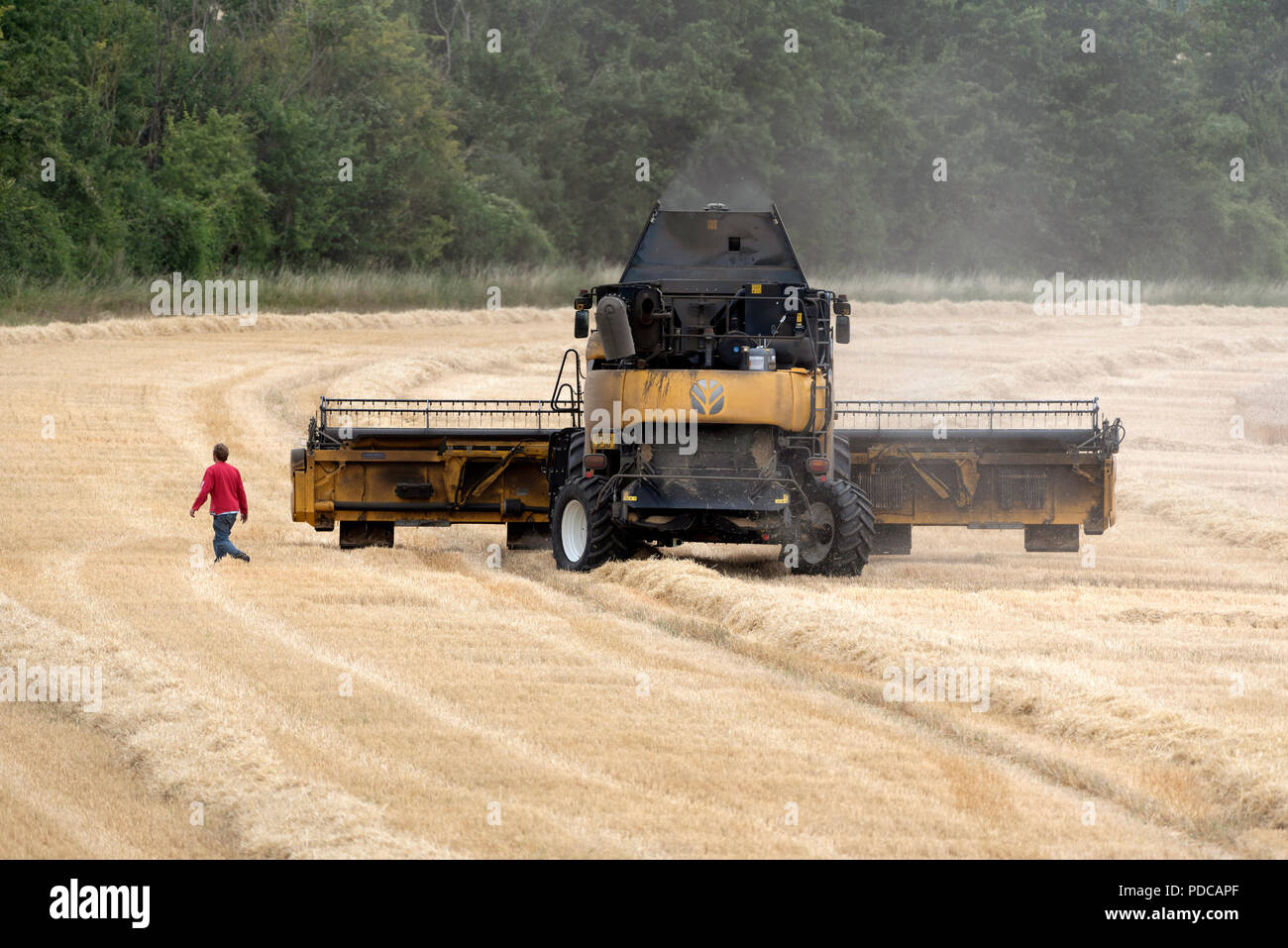 Whitchurch, Hampshire, England, UK. 08August 2018. Earlier today. Gathering the last harvest before the forecasted rain arrives on a farm at Whitchurch, Hampshire, UK. Peter Titmuss/ Alamy Live News Stock Photo