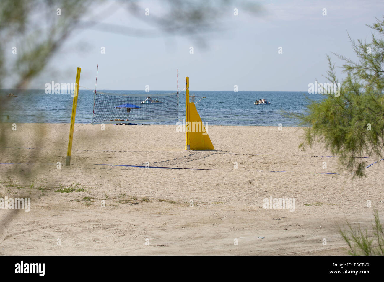 Perea, Thessaloniki, Greece. 7th Aug, 2018. A view of the beach sand.Daily life in Perea, a beach town near Thessaloniki, just 5 minutes from the airport and 15 from Thessaloniki city center. It has a long sandy beach offering hotels and everything that is needed for holidays. There is a little ferry boat and buses connecting Perea beach to Thessaloniki. Credit: Nicolas Economou/SOPA Images/ZUMA Wire/Alamy Live News Stock Photo