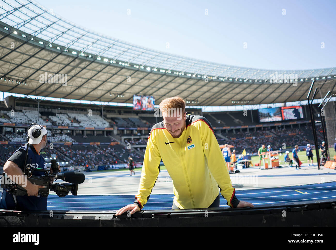 Discus throw men qualifying rounds hires stock photography and images Alamy