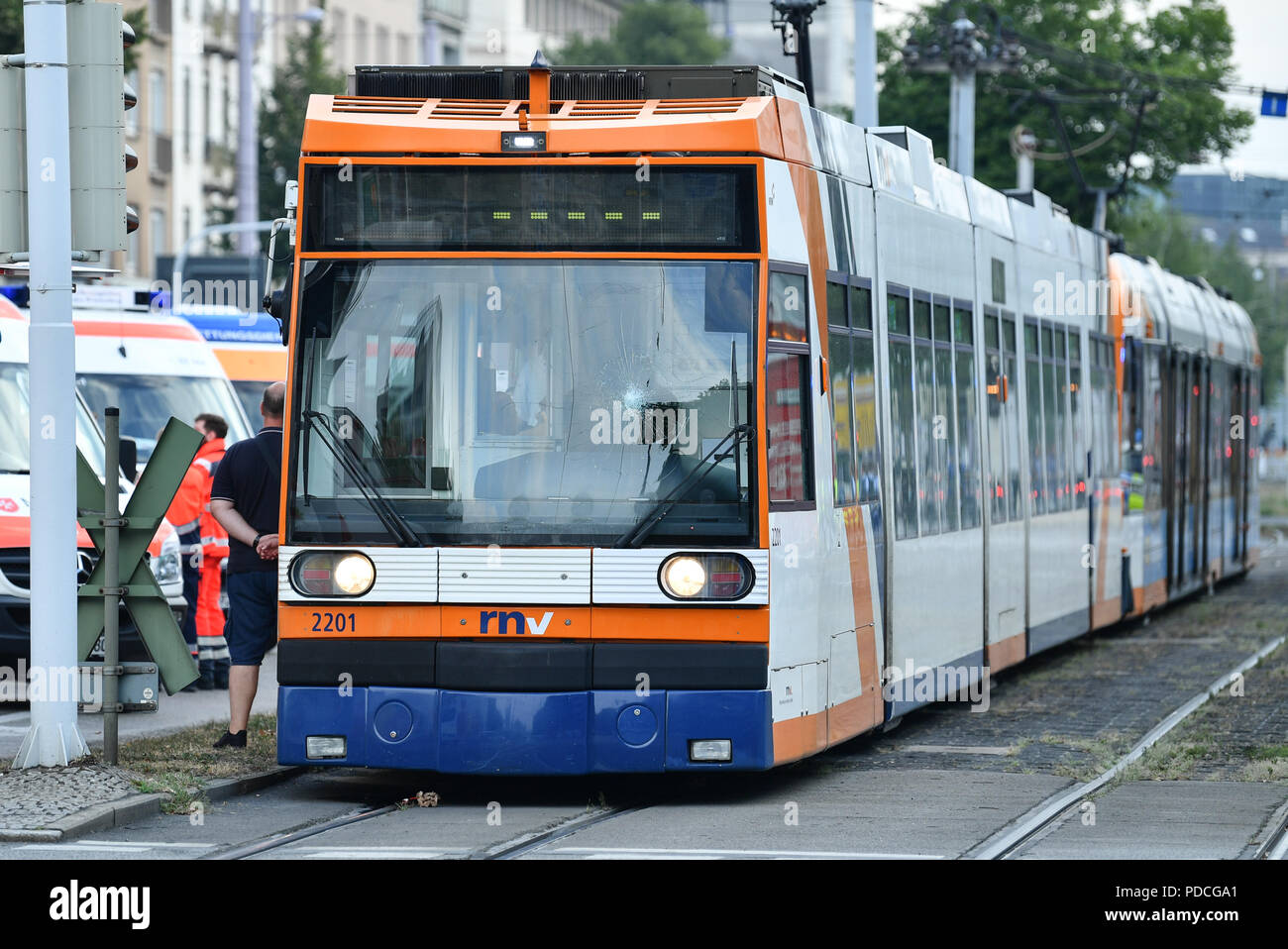 Mannheim, Germany. 09th Aug, 2018. 09.08.2018, Baden-Württemberg, Mannheim:  An accidental tram stands at Kaiserring.
