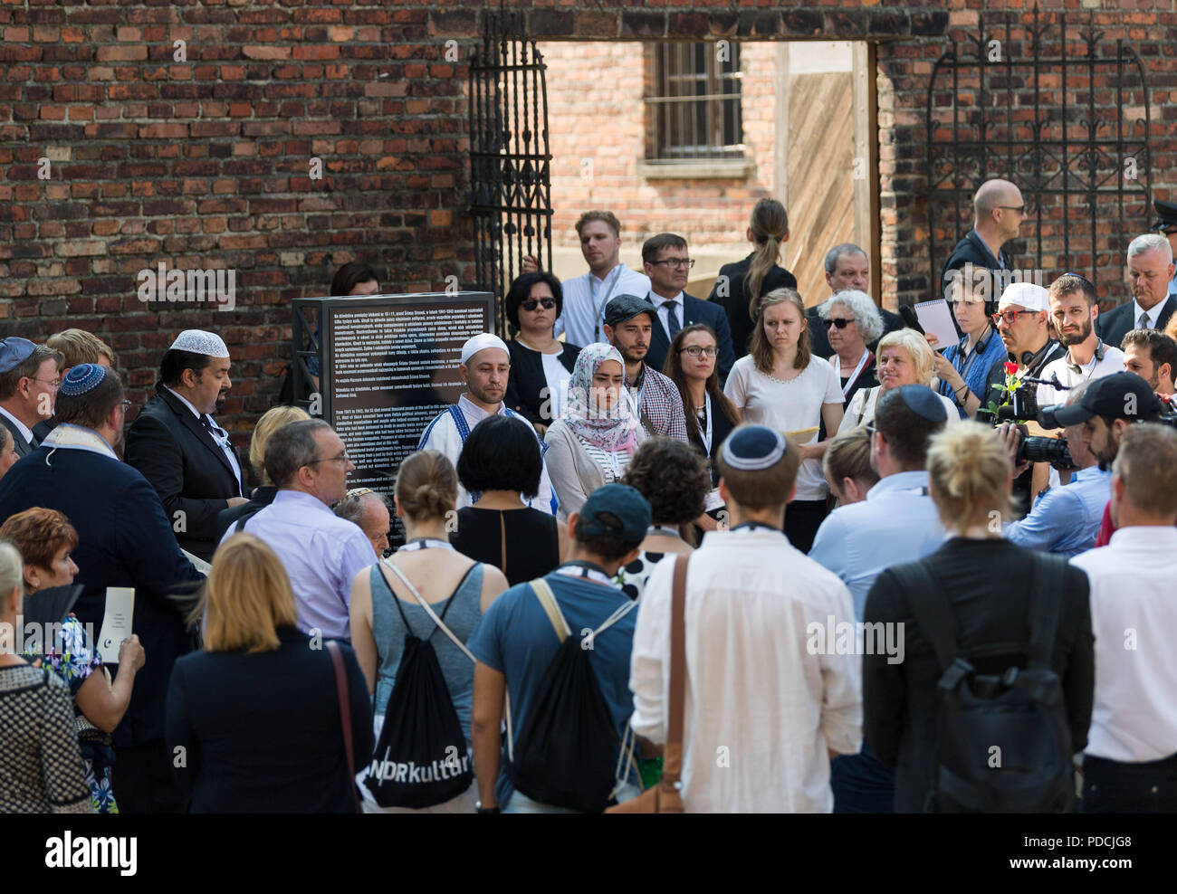 Oswiecim, Poland. 09th Aug, 2018. Jews, Muslims and politicians commemorate the victims of the Holocaust together in the largest former German concentration camp Auschwitz. The commemoration takes place within the framework of an educational trip organised by the Central Council of Muslims (ZMD) in Germany and the Union of Progressive Jews (UdJ). Credit: Monika Skolimowska/dpa-Zentralbild/dpa/Alamy Live News Stock Photo