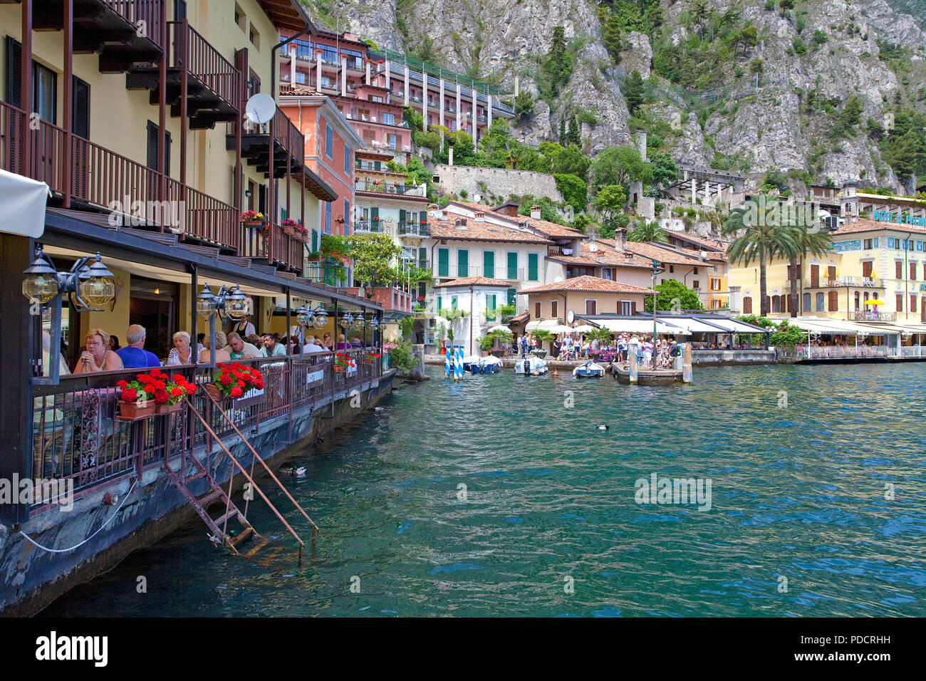 Seerestaurant in Limone, Limone sul Garda, Gardasee, Lombardei, Italien | Lakeside restaurant at Limone, Limone sul Garda, Lake Garda, Lombardy, Italy Stock Photo