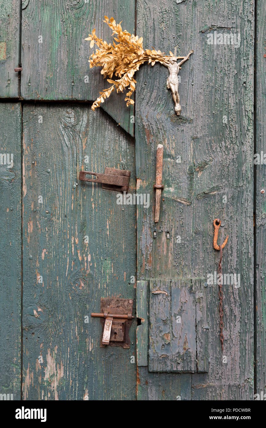 Scheune mit alten Türbeschlägen Stock Photo