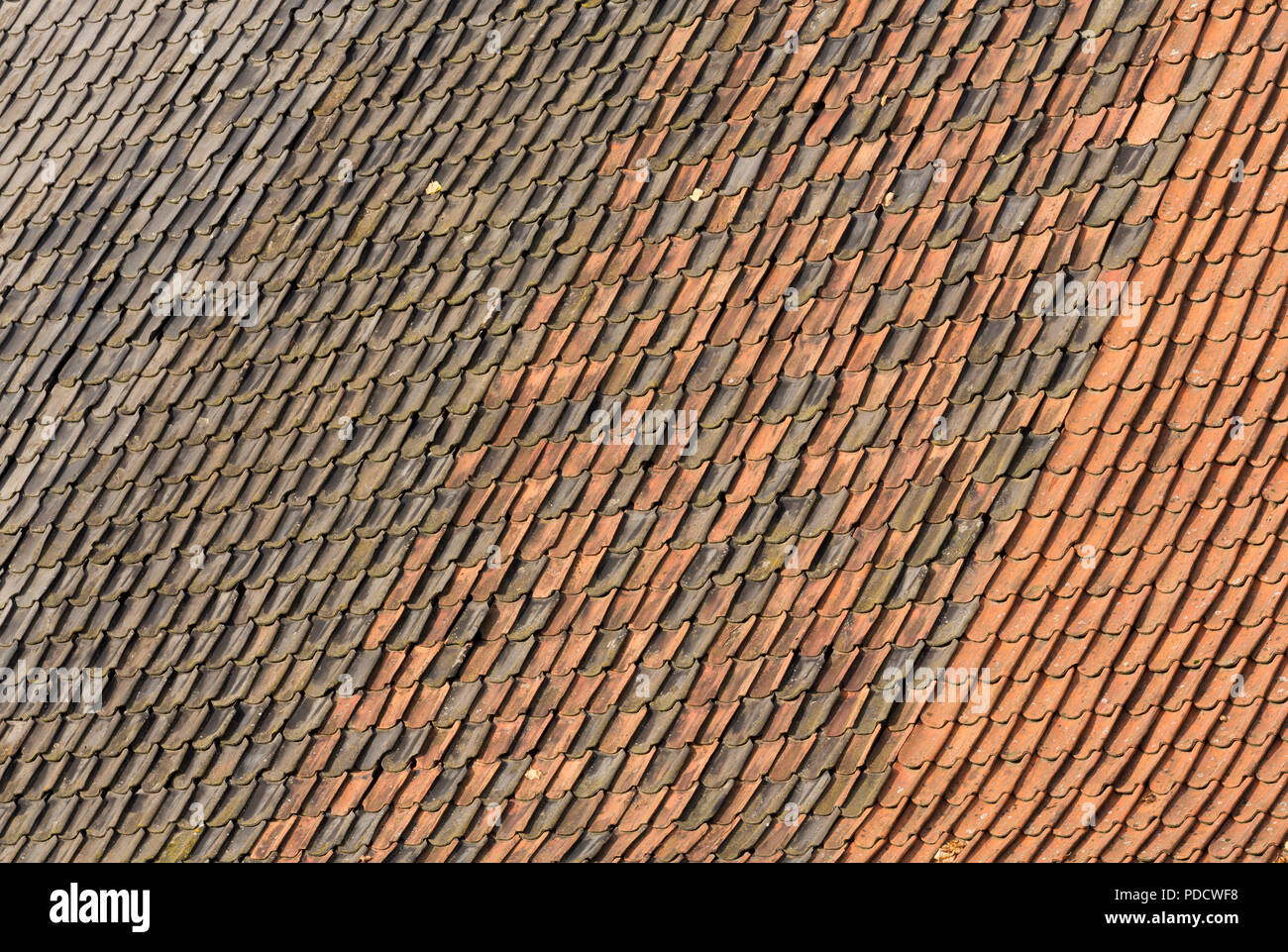 Dachziegel auf der Scheune Stock Photo